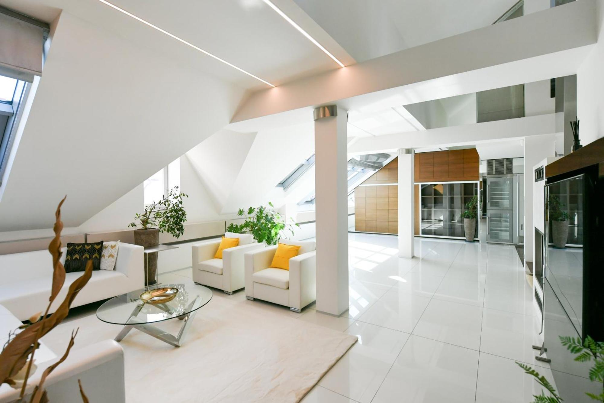 Presidential Penthouse, 303m2, Jacuzzi On Terrace, Sauna, 6bdrm, 4bthrm, Ac, Lift Apartment Prag